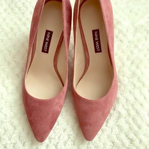 New, Rose suede Nine West pointed toward pumps